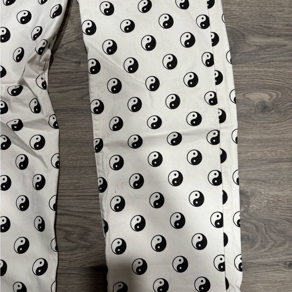 ☯️ Rue 21 White Jeans Yin Yang Print Baggy 8 ☯️ - Picture 2 of 4
